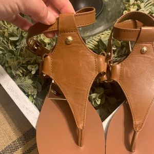 Vince Camuto "Adalina" Flat Leather Thong Sandal size 6 worn once
